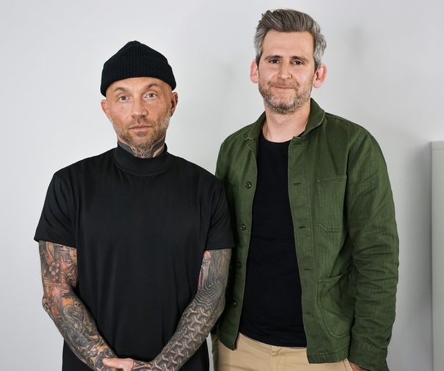 Michael Plank mit einem tätowierten Gast mit Mütze